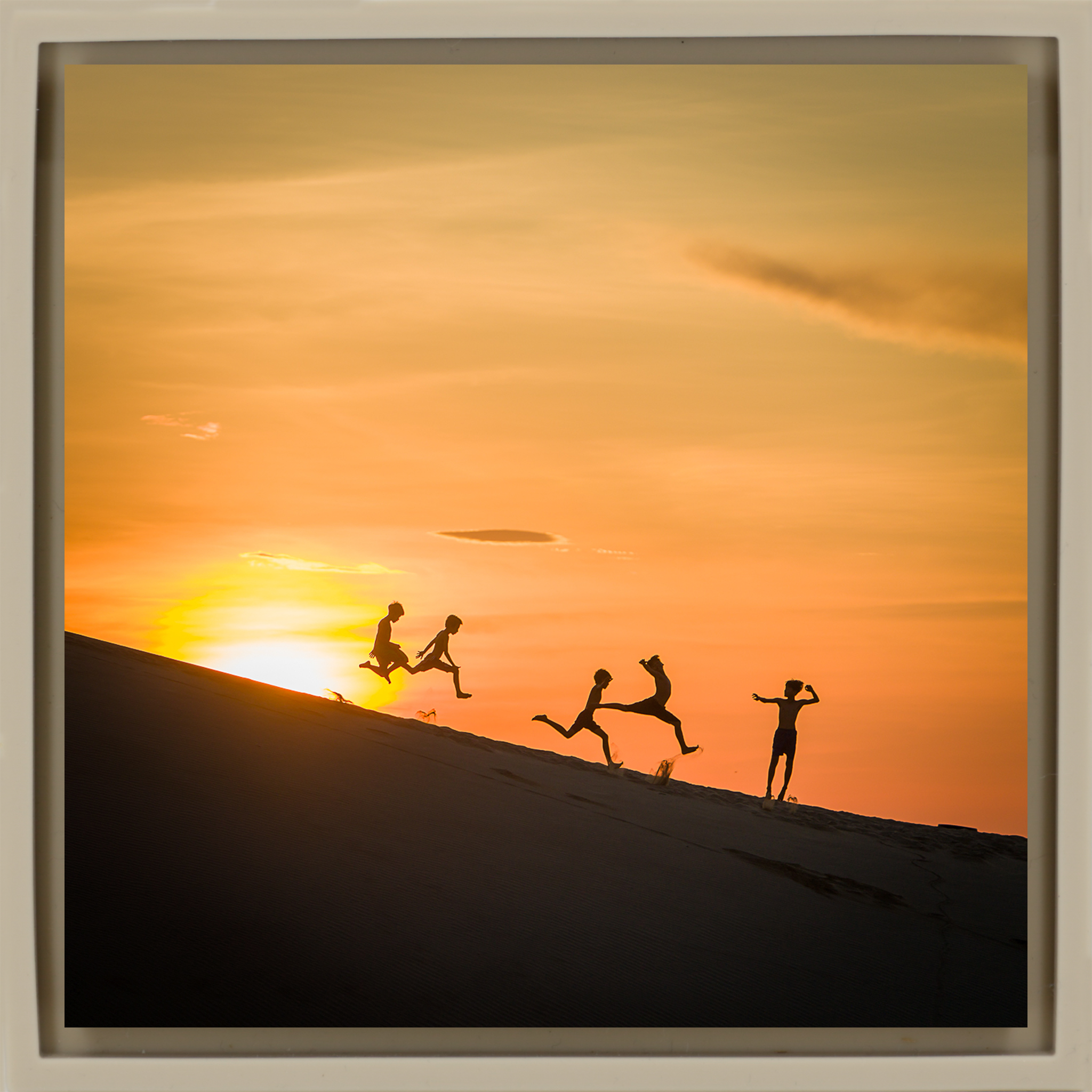 Cham Boys Running - Zandkleurige Wrapp