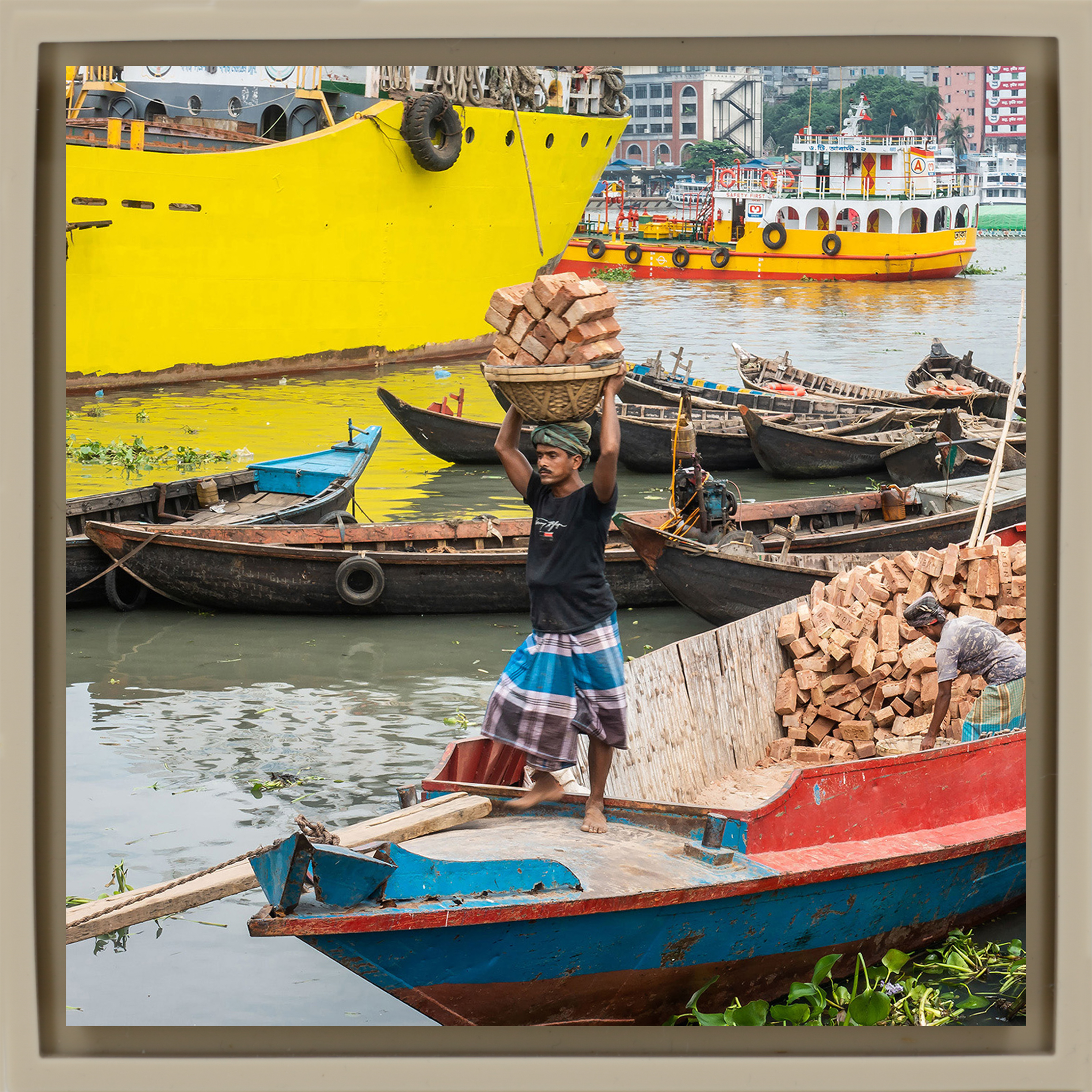 Porter des pierres - Enveloppe de sable