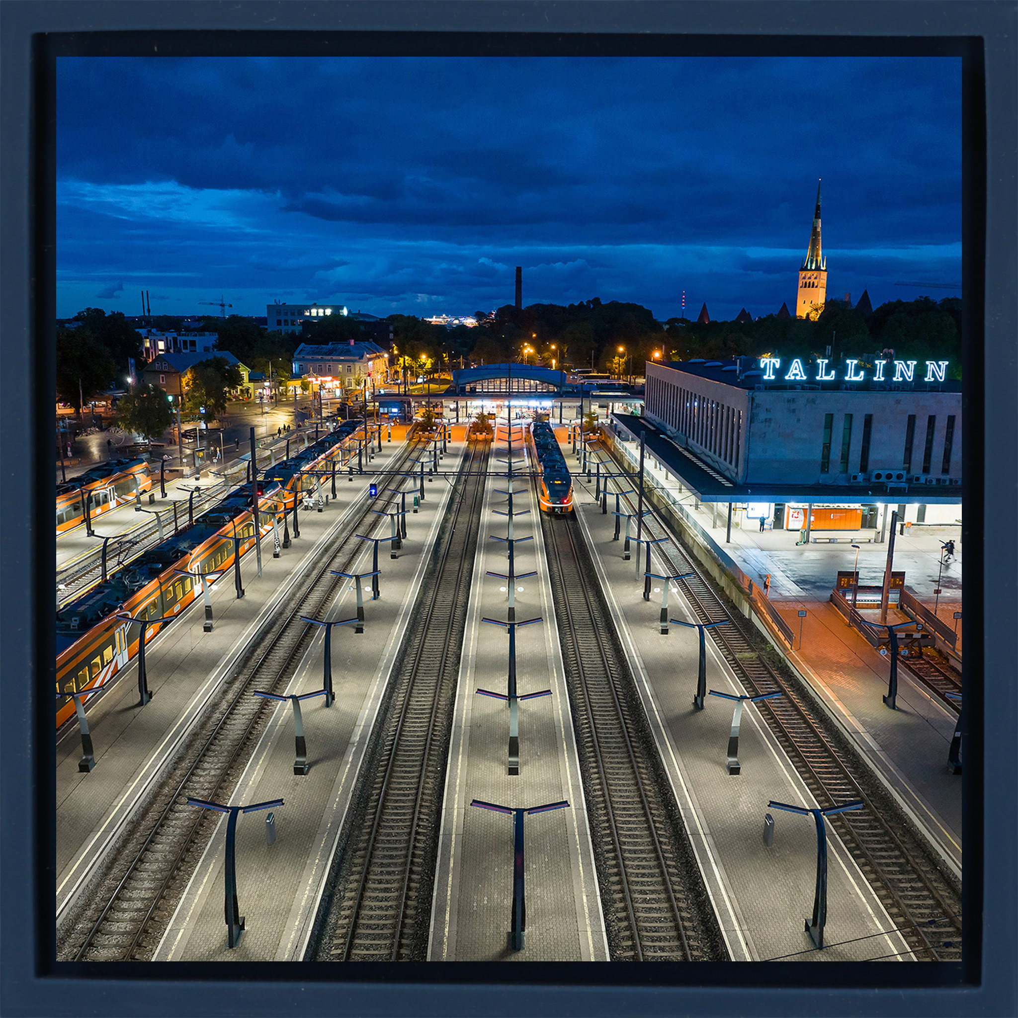 Tallinn Station - Donkerblauwe Wrapp