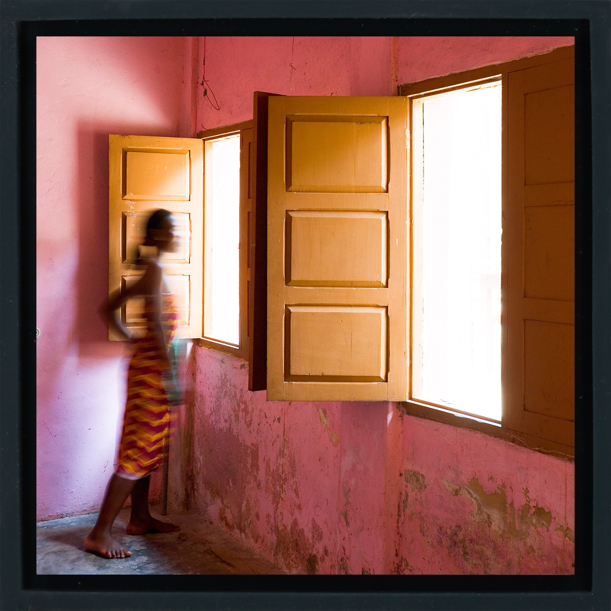 Woman Window - Black Wrapp