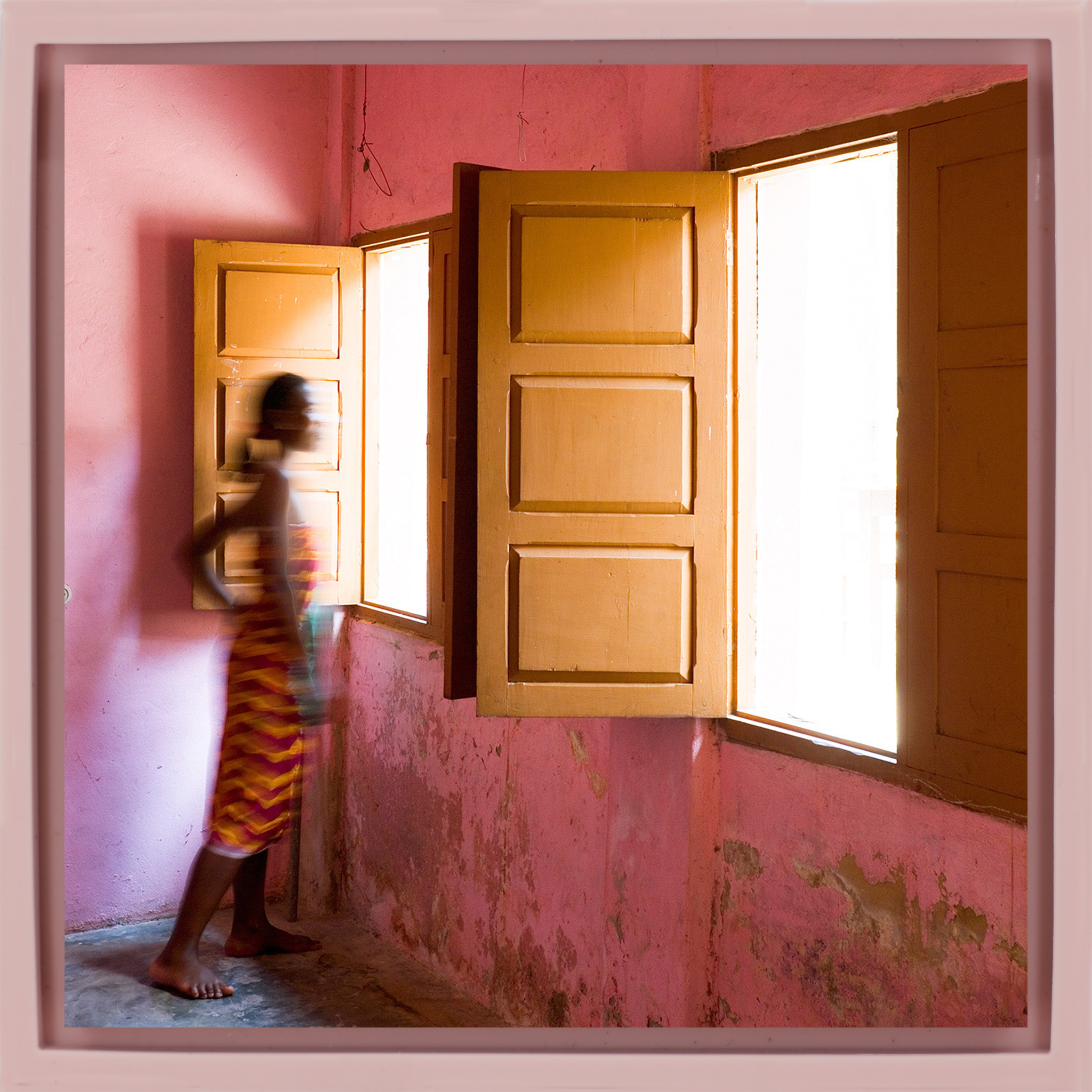 Woman Window - Pink Wrapp