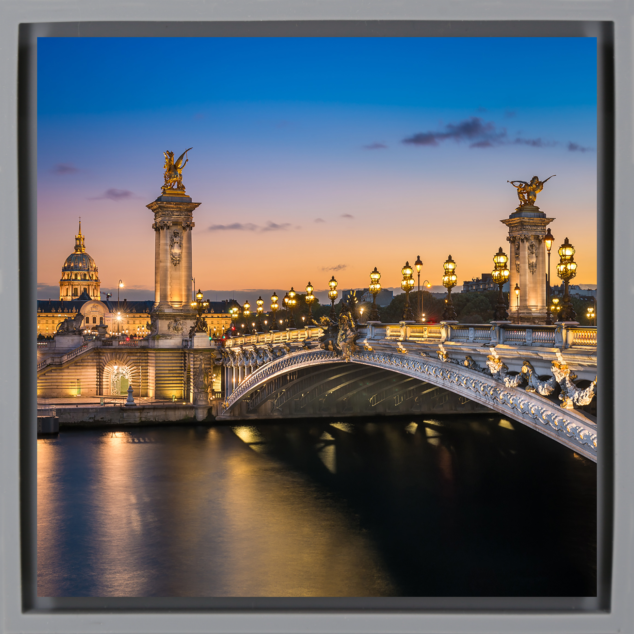 Alexandre III Bridge – Graues Gehäuse