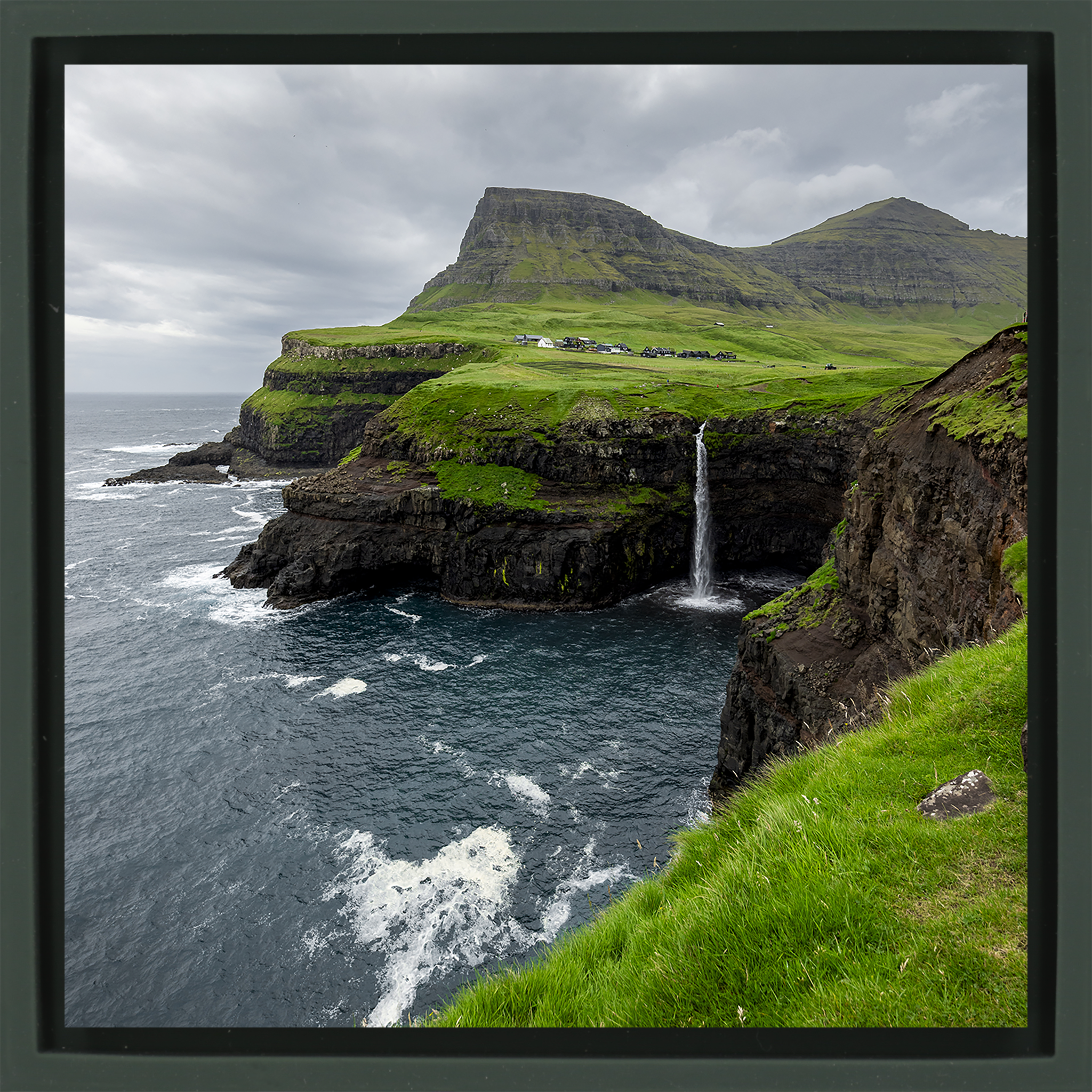 The Magic of Múlafossur- Dark Green Wrapp