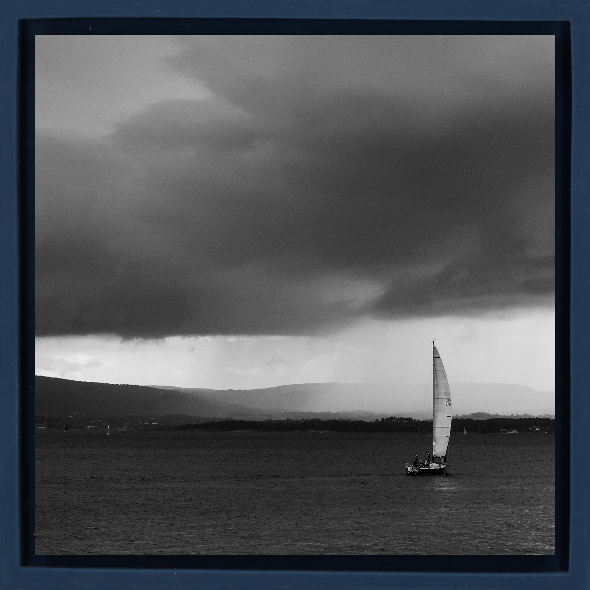 Dark Skies, Silent Sails - Donkerblauwe Wrapp