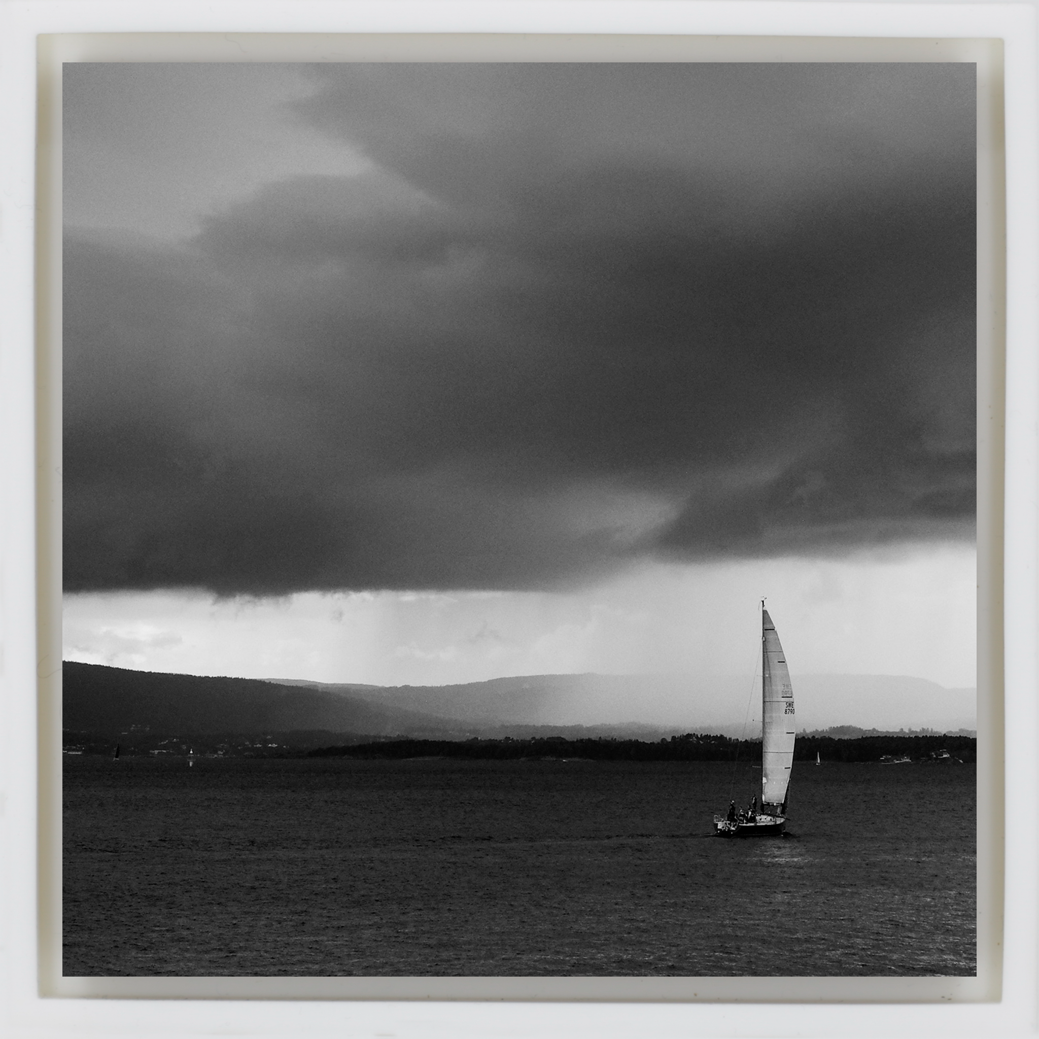 Dark Skies, Silent Sails - Witte Wrapp