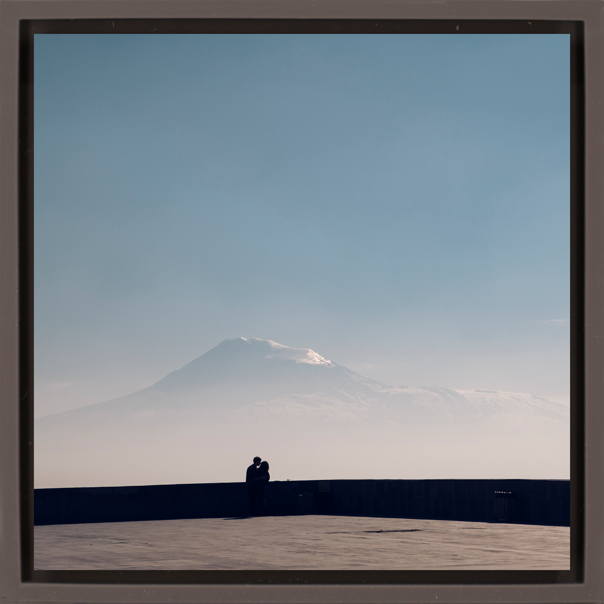 Shadows against Ararat - Bruine Wrapp