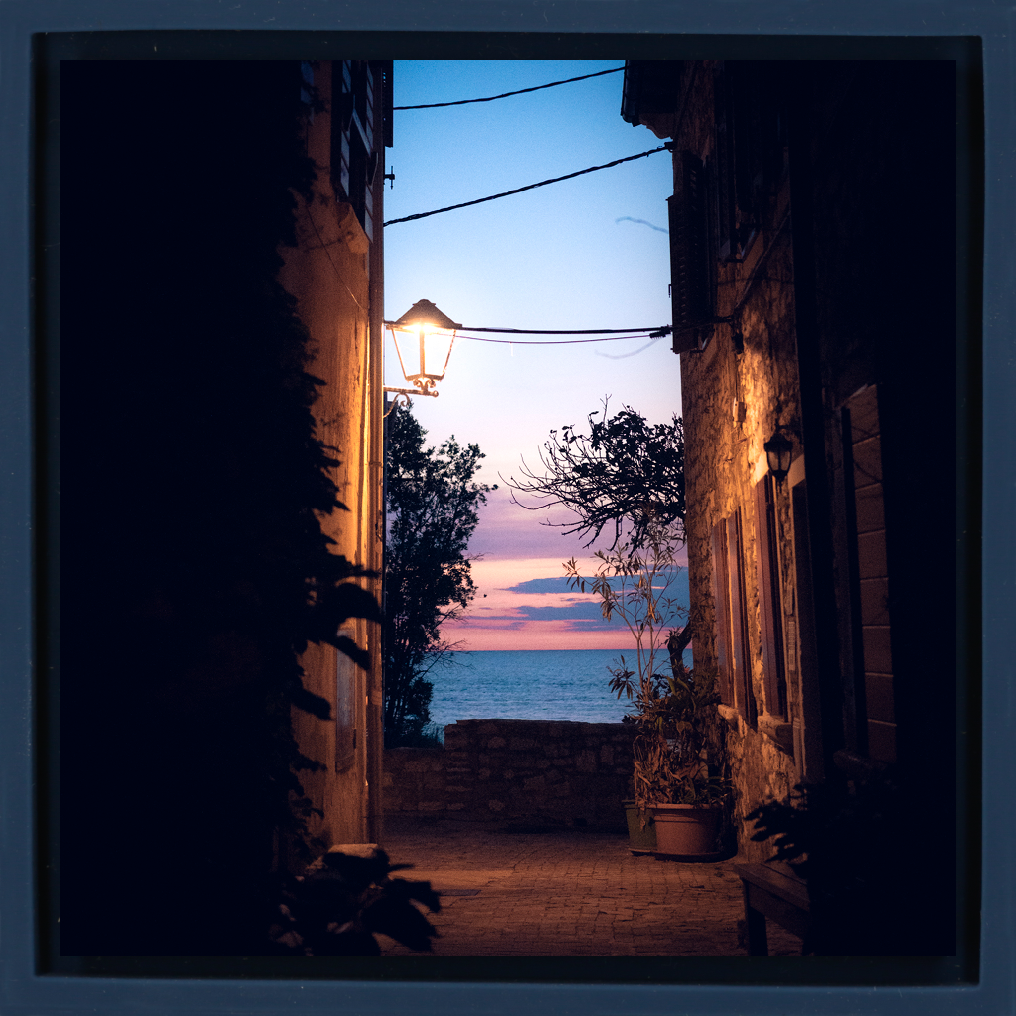 Alley With a View - Donkerblauwe Wrapp