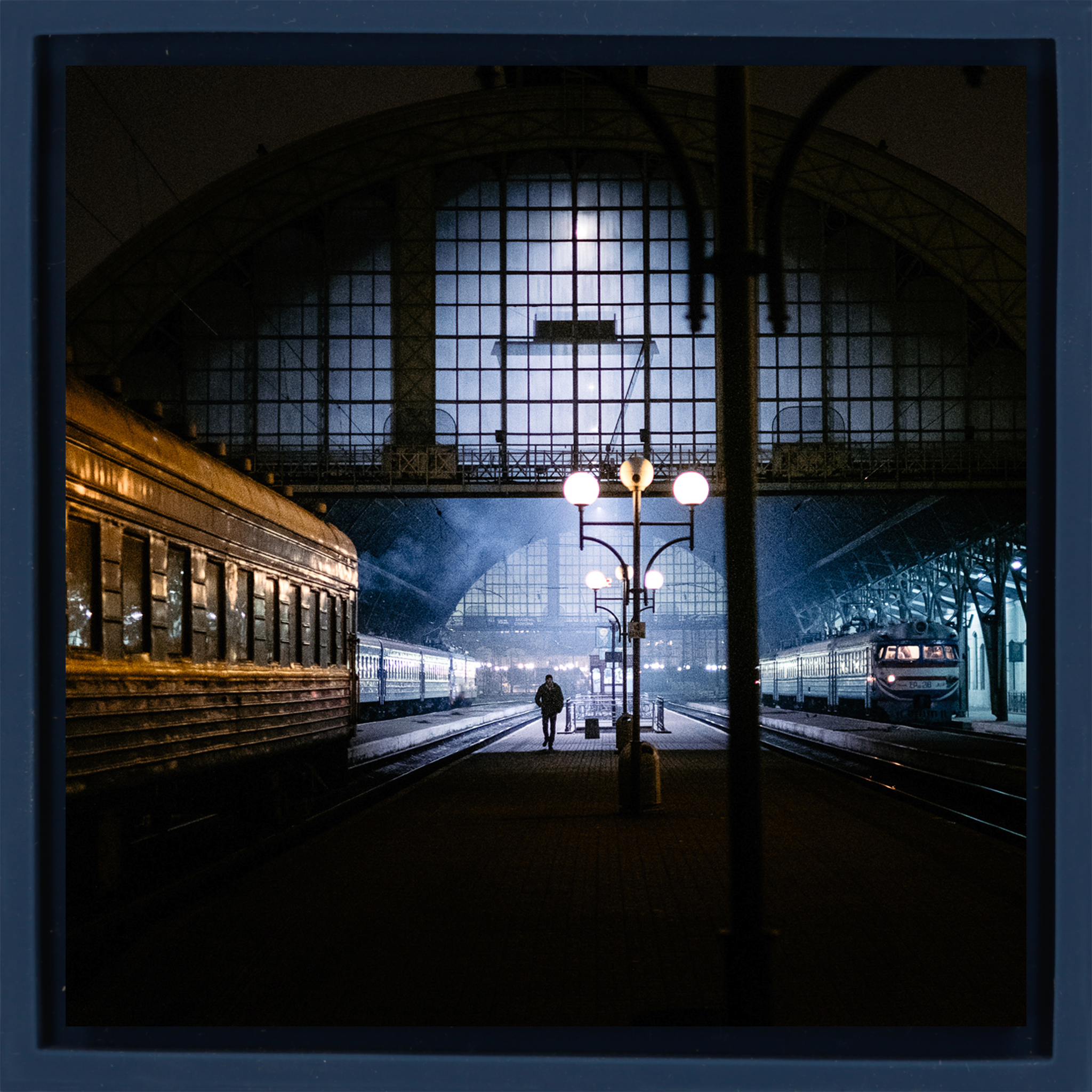Lviv Railway Station - Donkerblauwe Wrapp