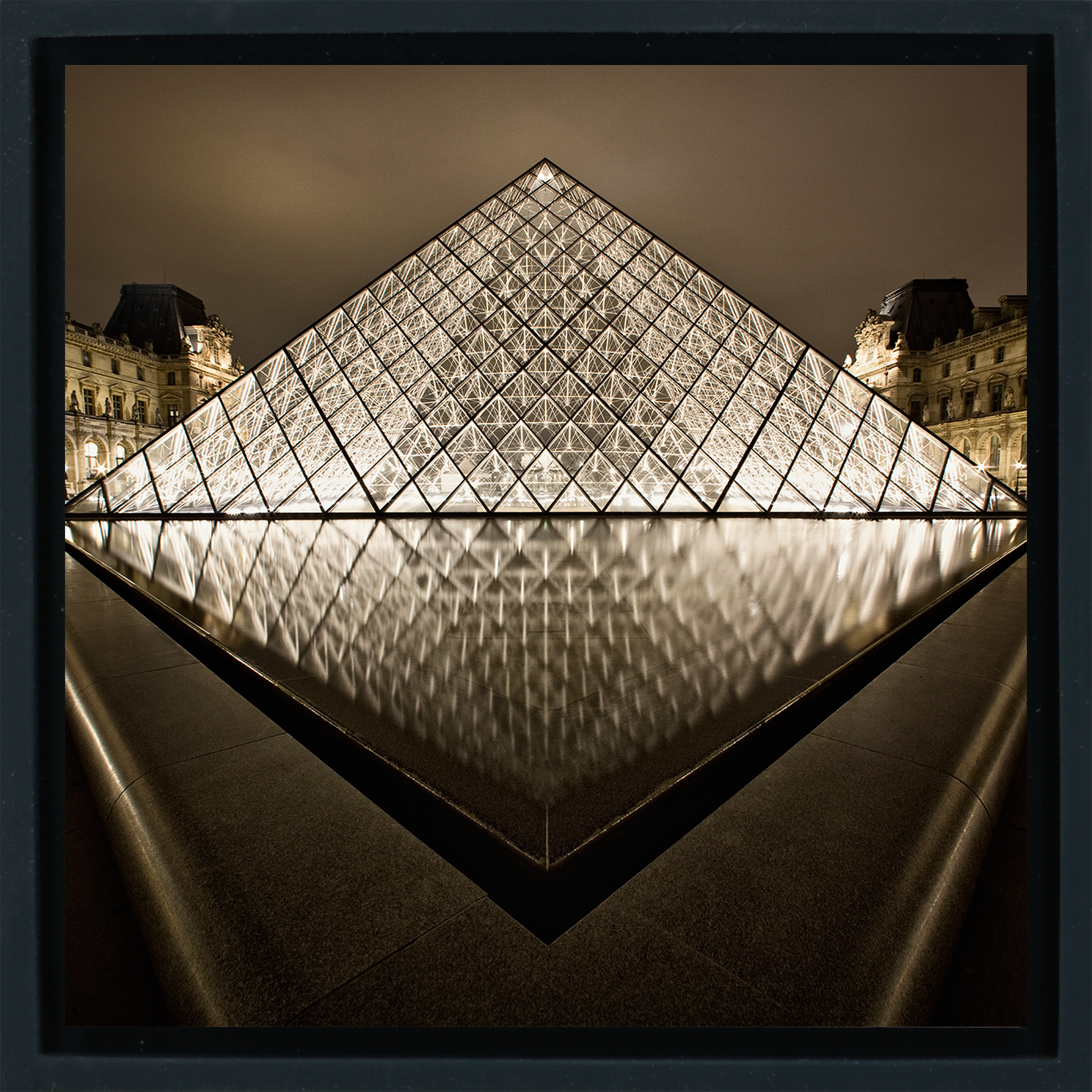 Louvre After Dark – Schwarze Verpackung