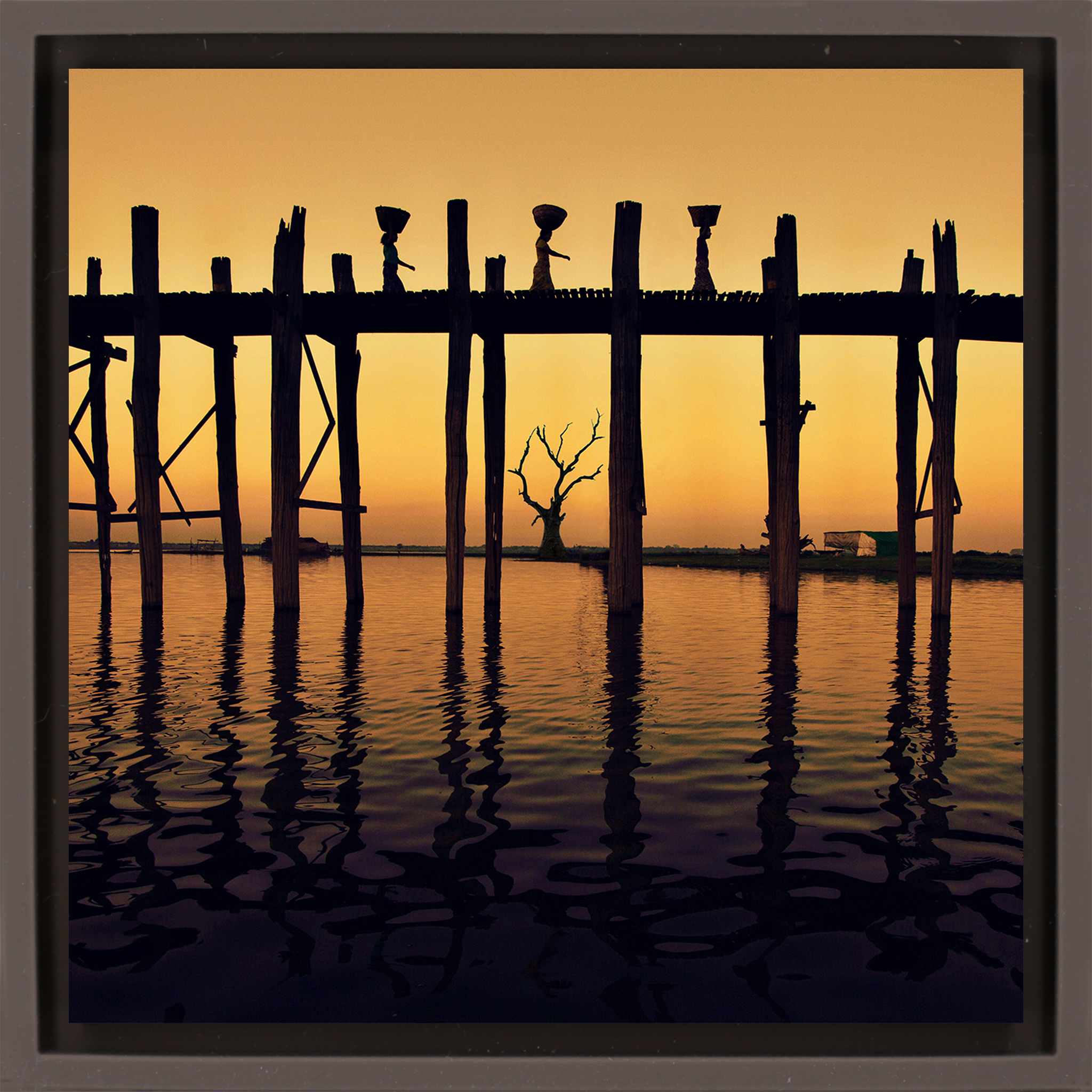 On The U Bein Bridge - Bruine Wrapp