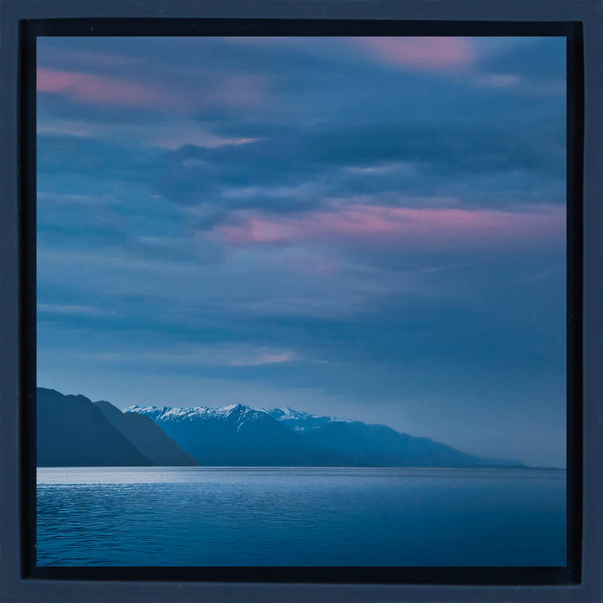 Alaska-Küste – Dunkelblaue Verpackung