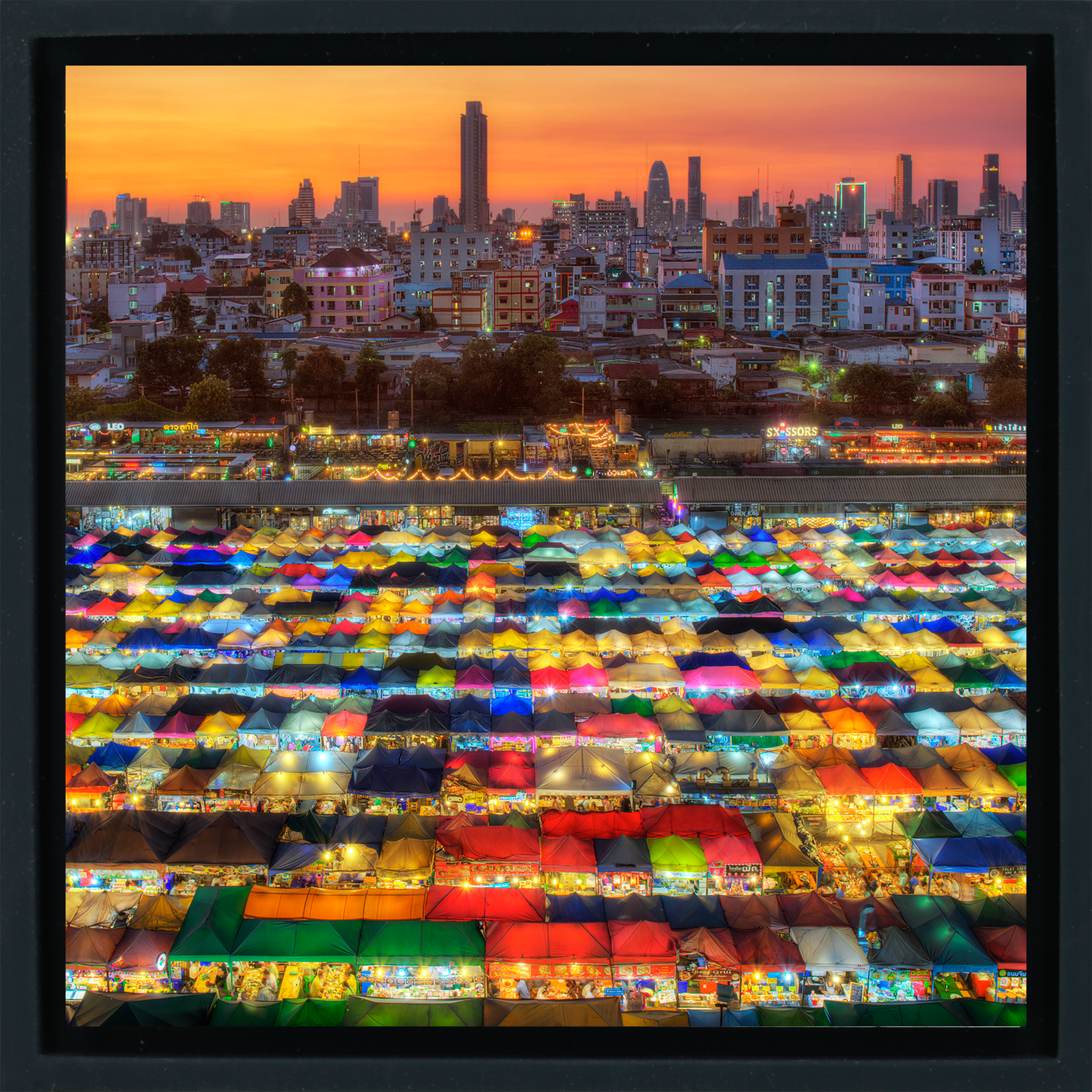 Rod Fai Market- Black Wrapp