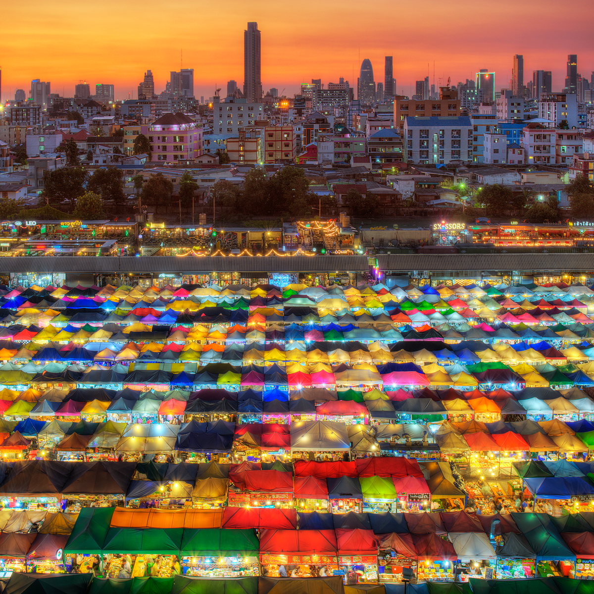 Rod Fai Market
