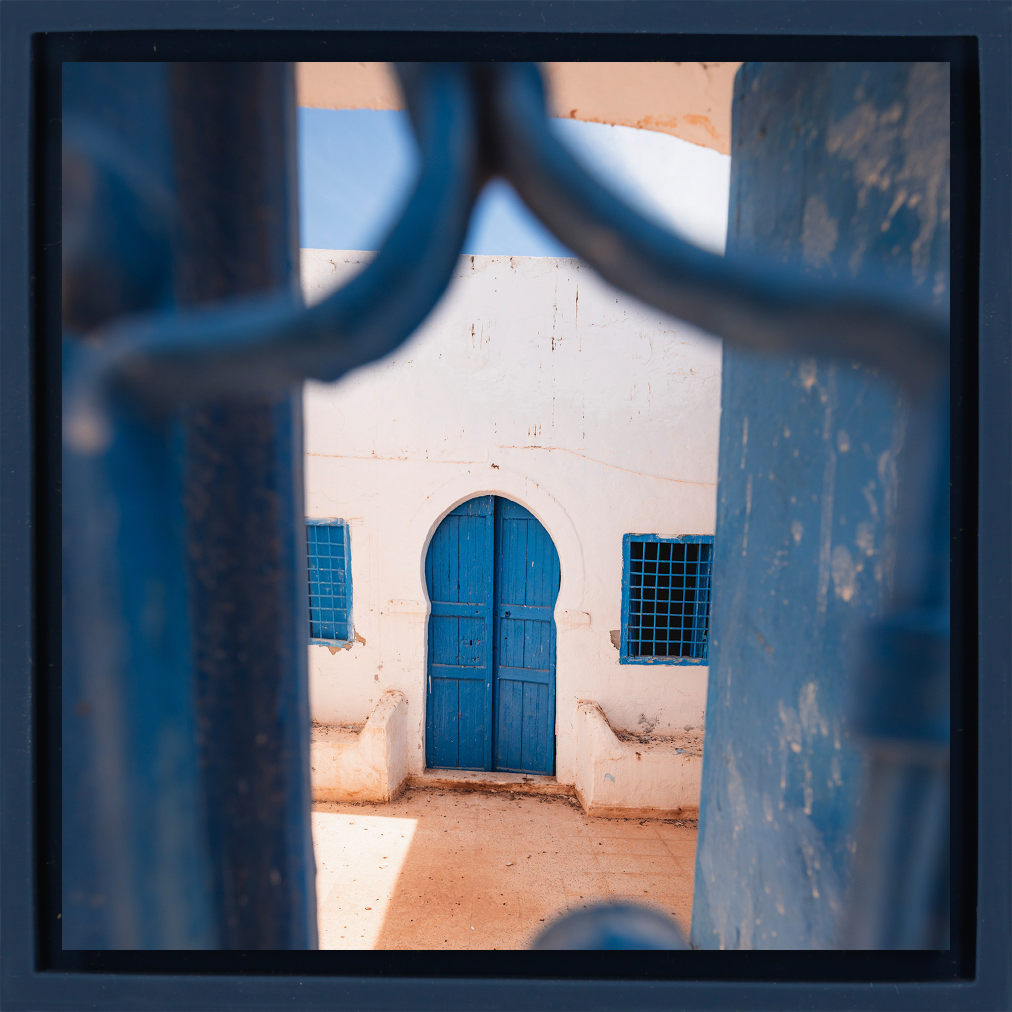 À travers la porte - Emballage bleu foncé