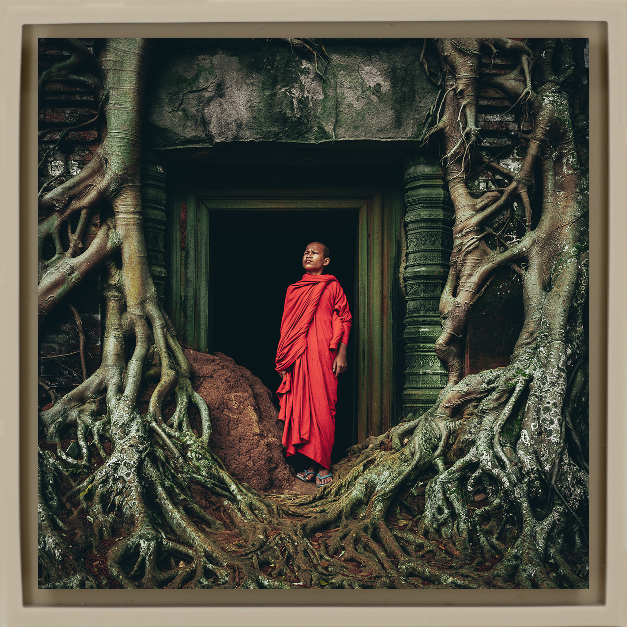 Young Monk In Contemplation - Zandkleurige Wrapp