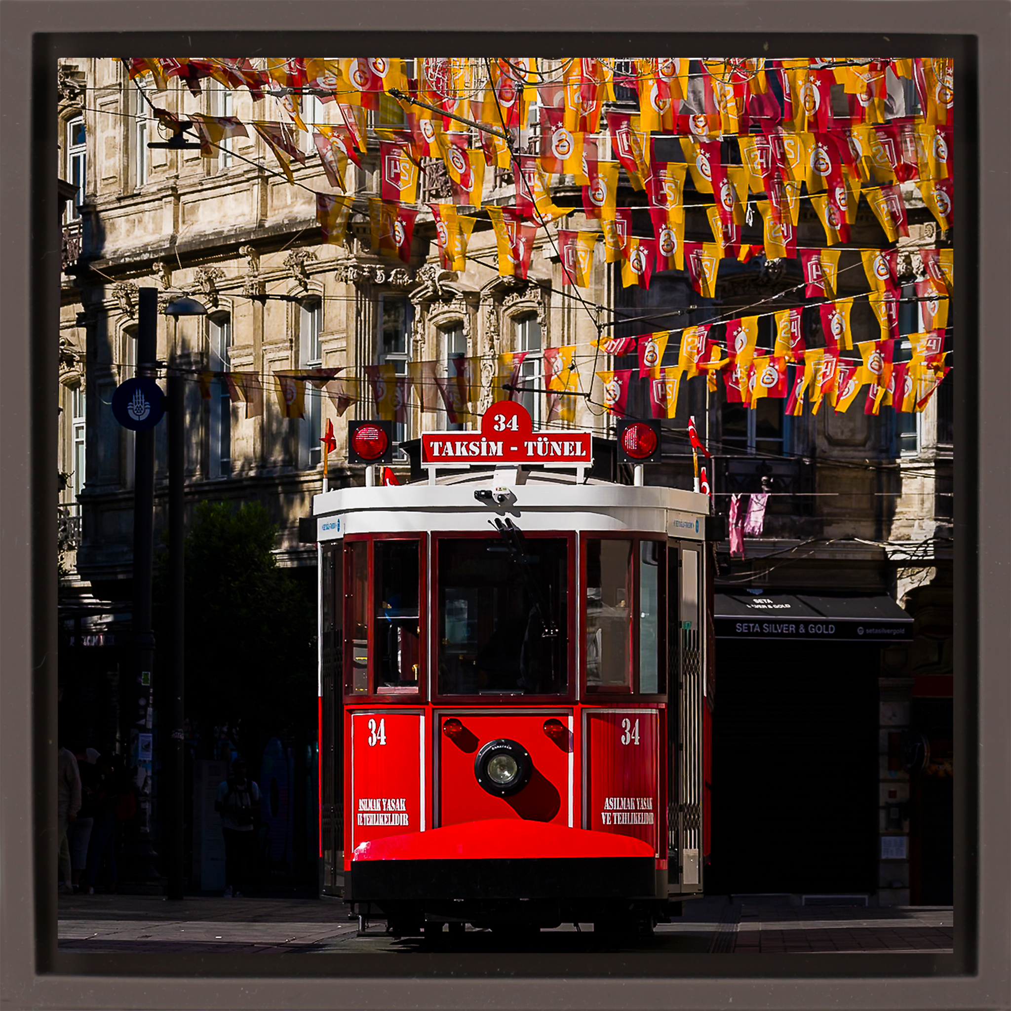 Istiklal Nostalgia - Bruine Wrapp