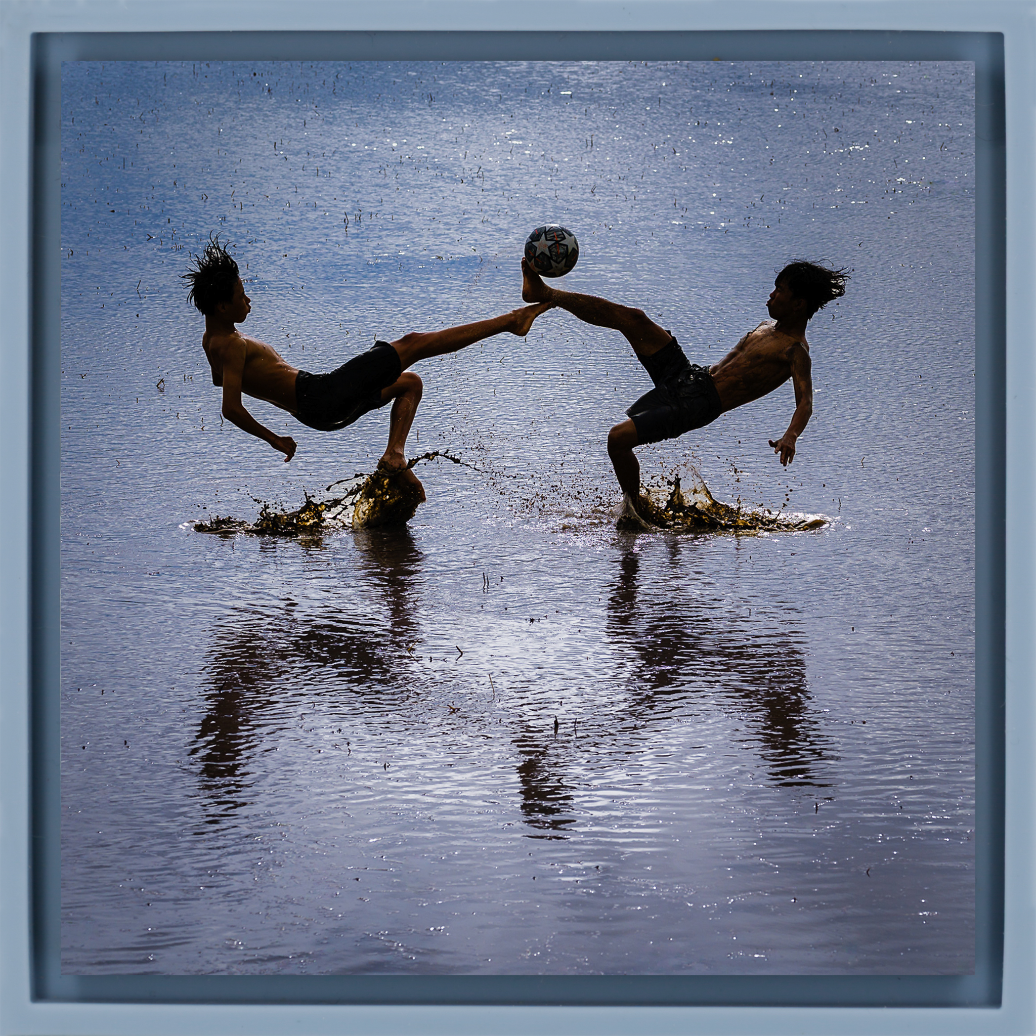 Flood - Hellblaue Verpackung