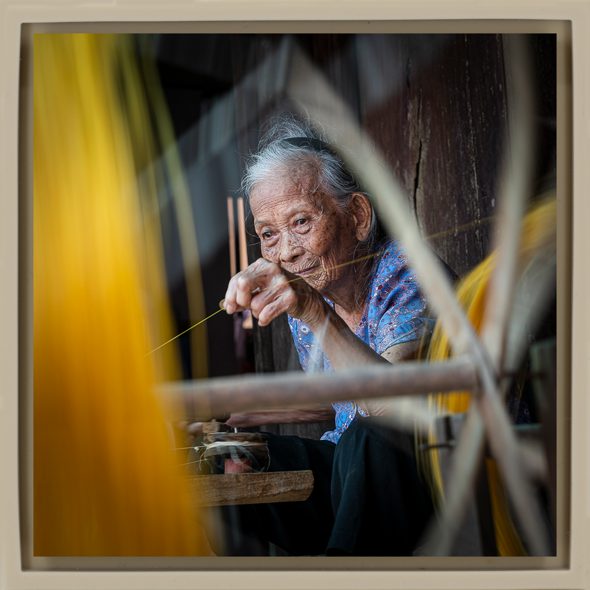 Threads of Time - Zandkleurige Wrapp