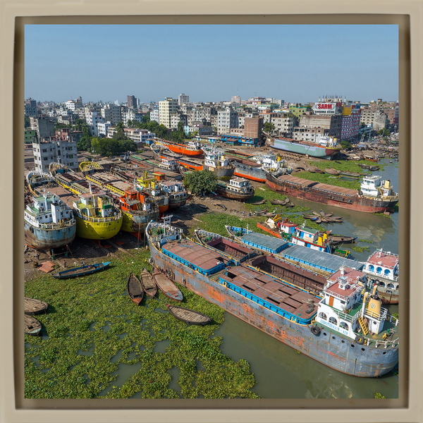 Shipyard in Dhaka City Center - Sandfarbene Wrapp