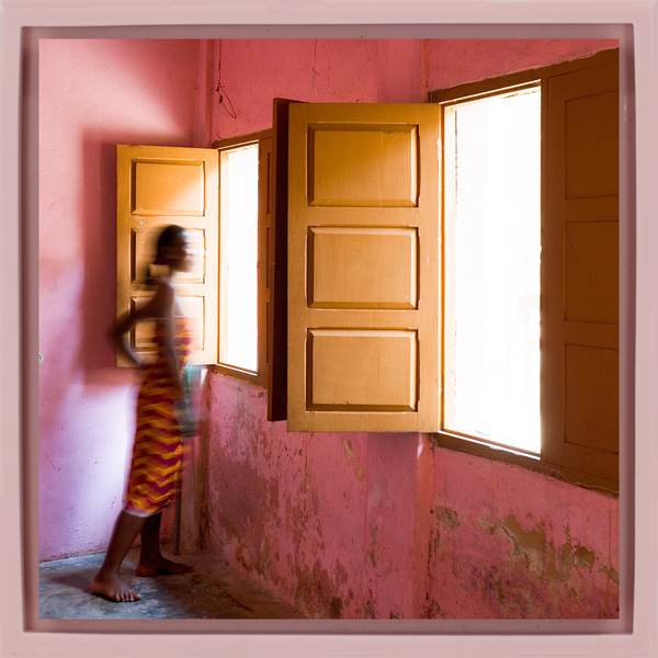 Woman Window - Roze Wrapp