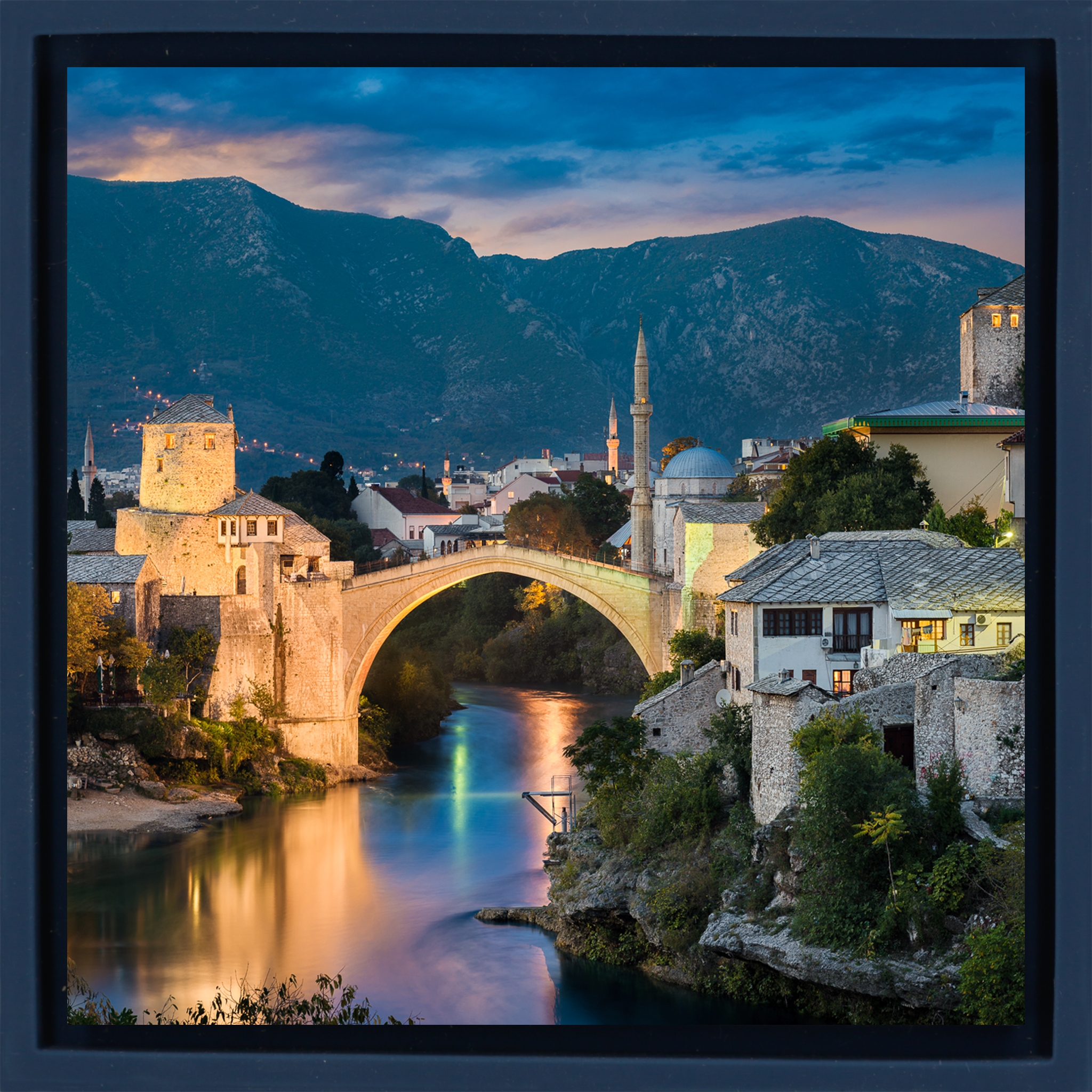 Mostar Bridge – Dunkelblaue Verpackung
