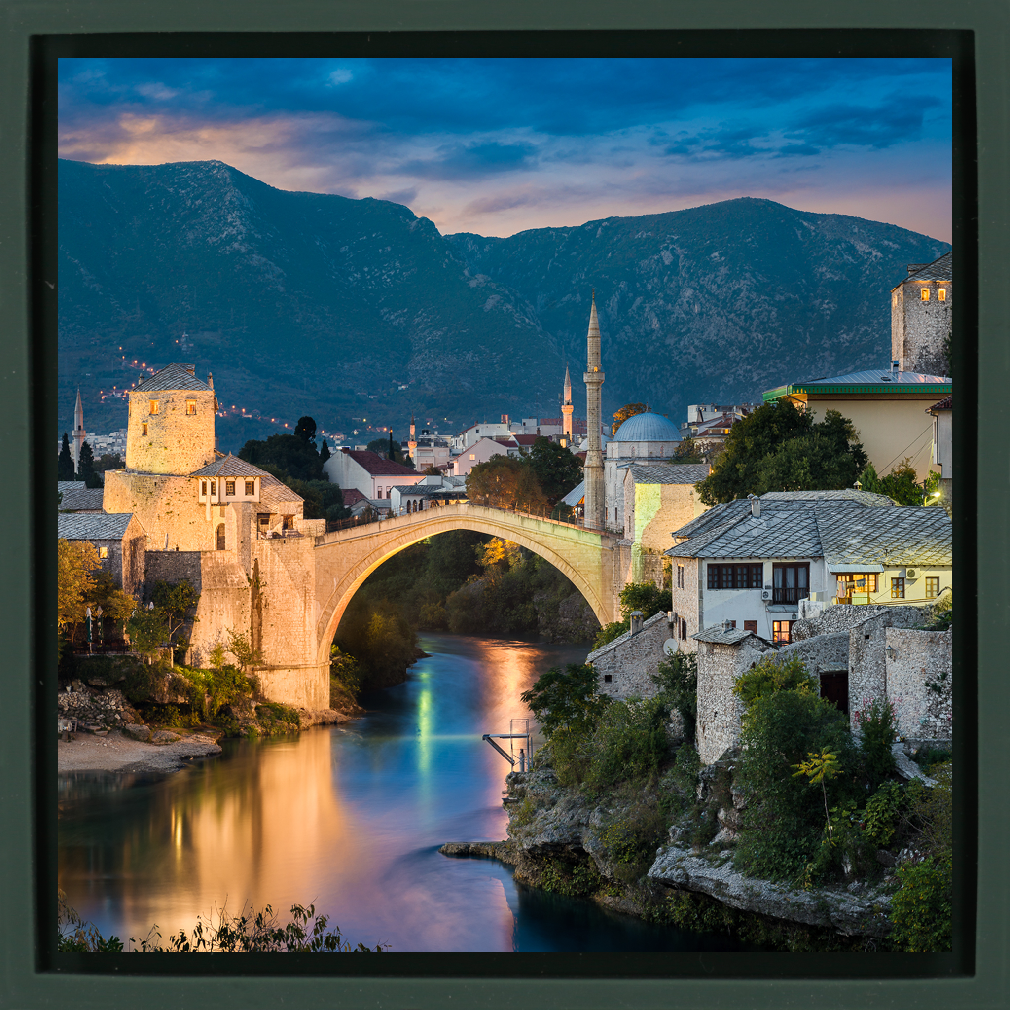 Mostar Bridge – Dunkelgrünes Gehäuse