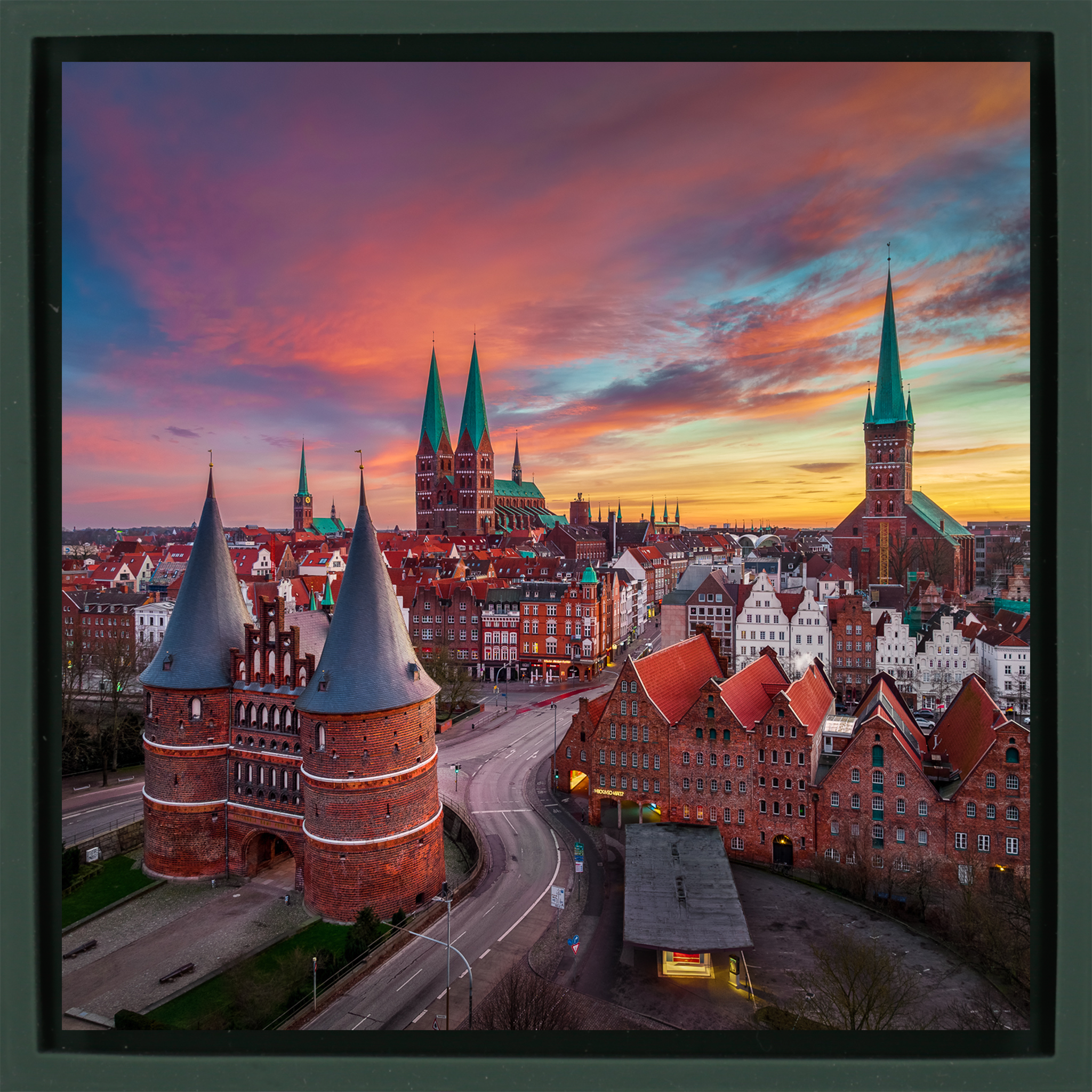 Sunrise at The Holstentor - Donkergroene Wrapp