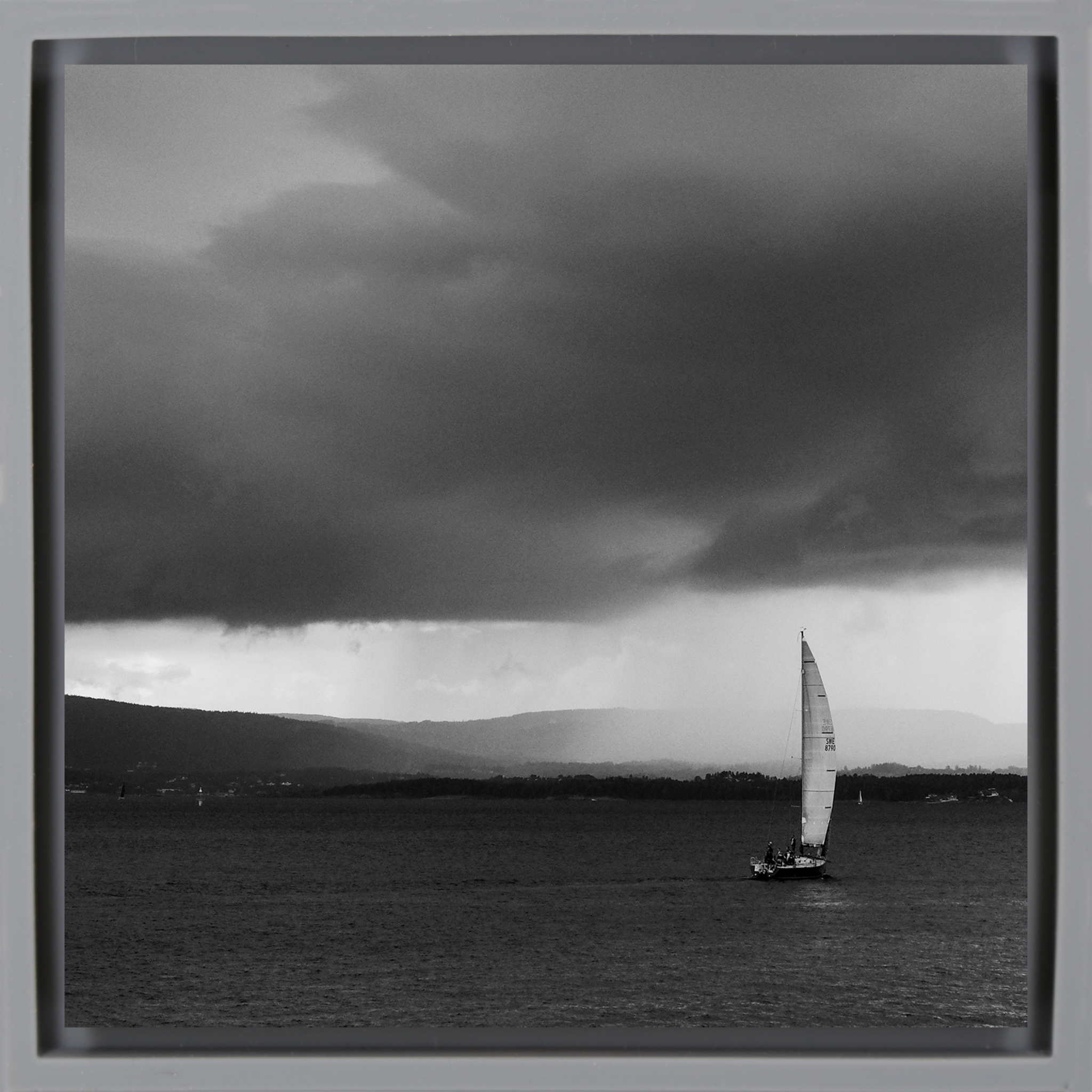 Dark Skies, Silent Sails - Grijze Wrapp