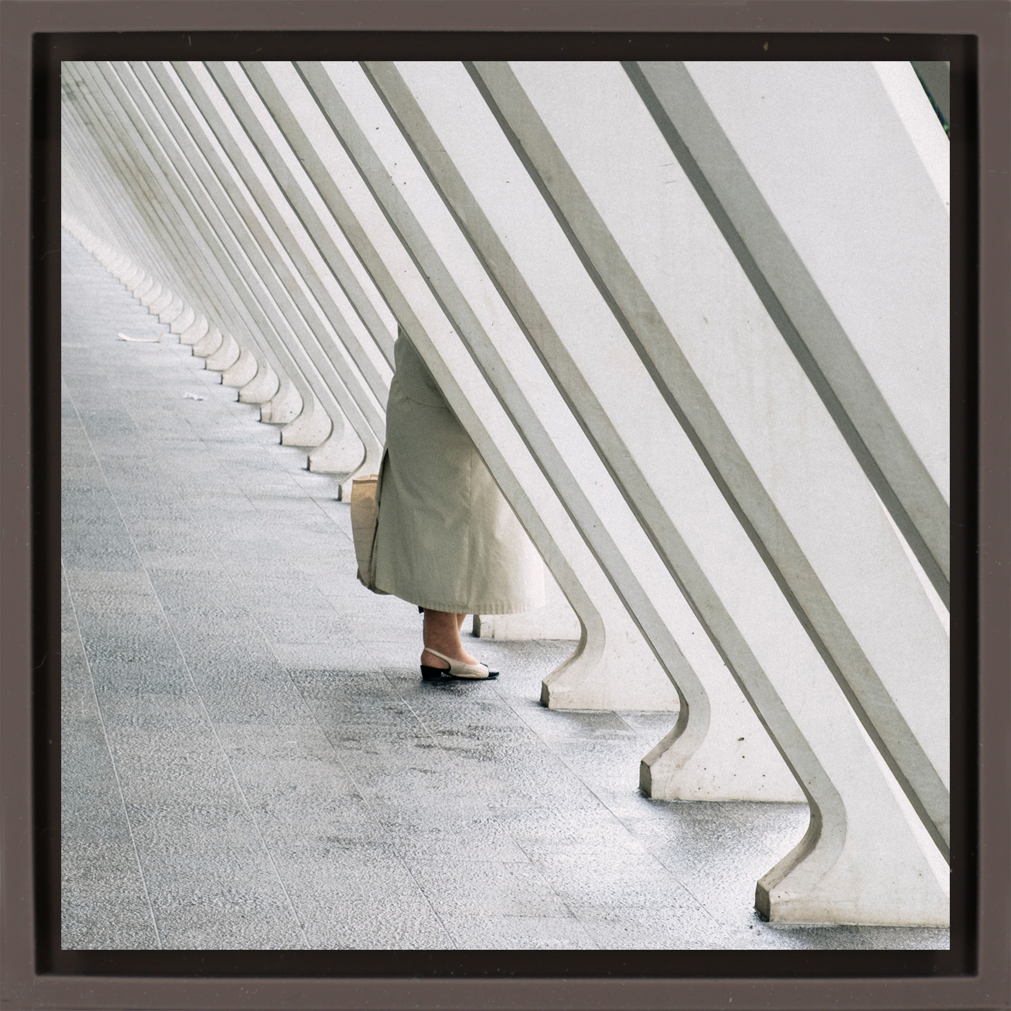 Station Wait - Bruine Wrapp