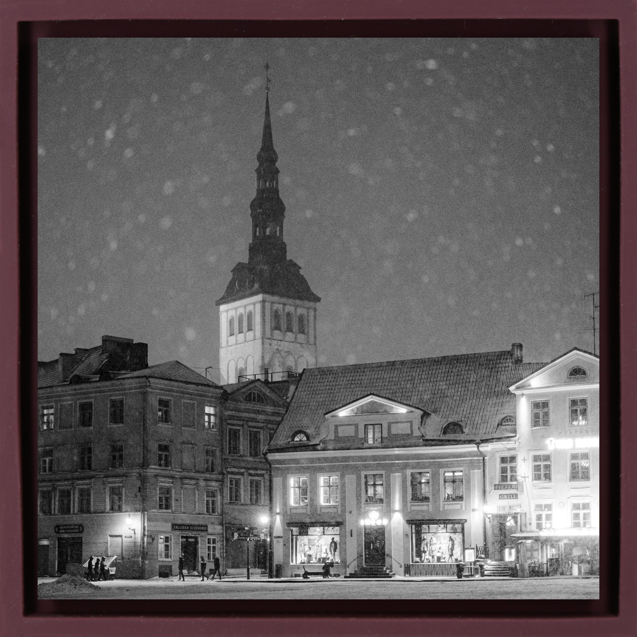 Tallinn Snowy Evening - Paarse Wrapp