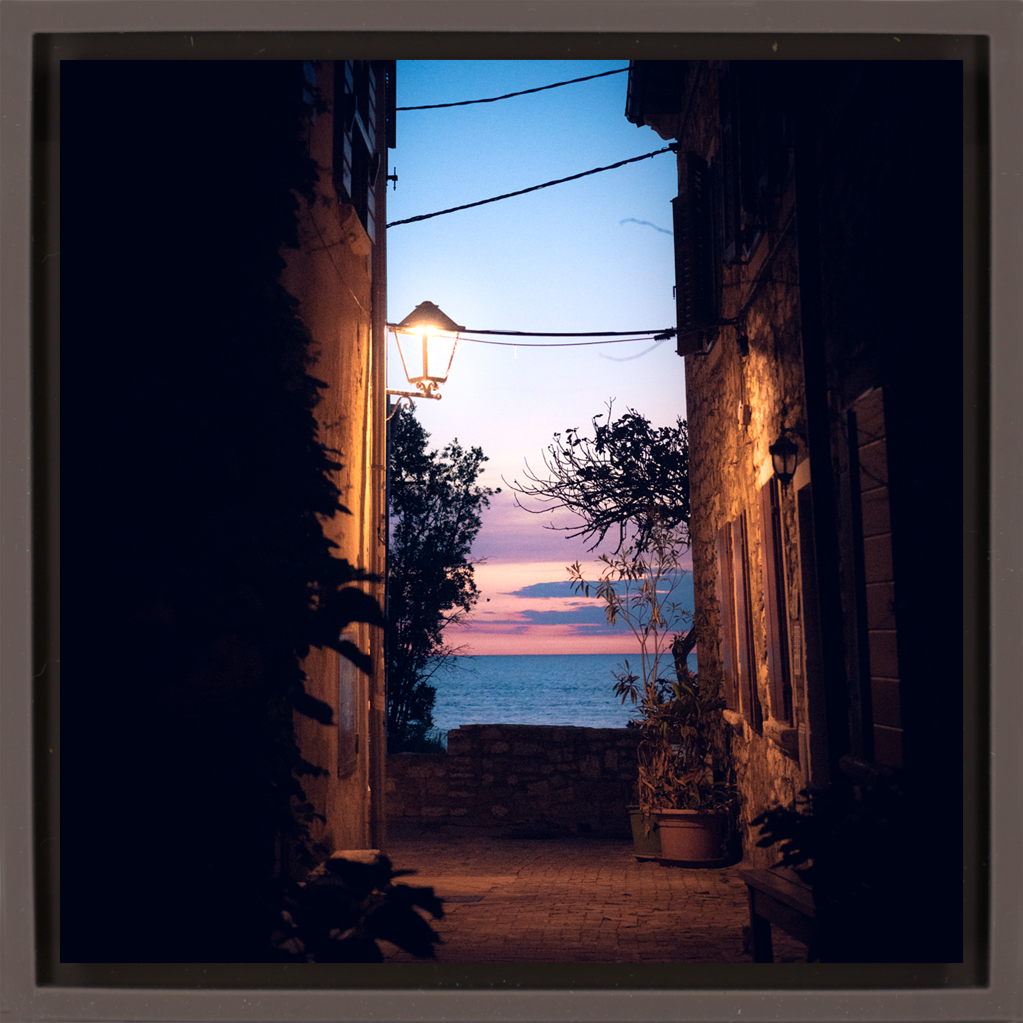 Alley With a View - Bruine Wrapp