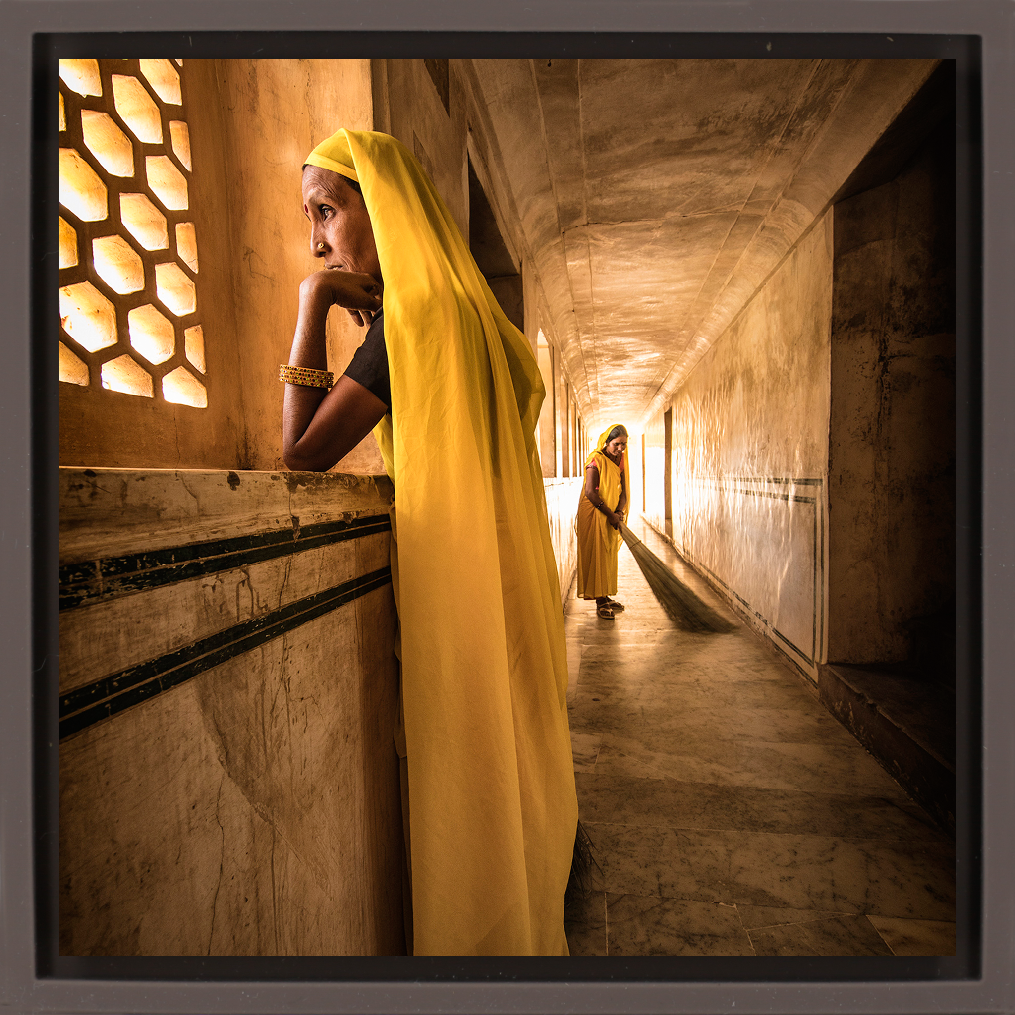 The Yellow Sweepers of Agra Fort - Bruine Wrapp