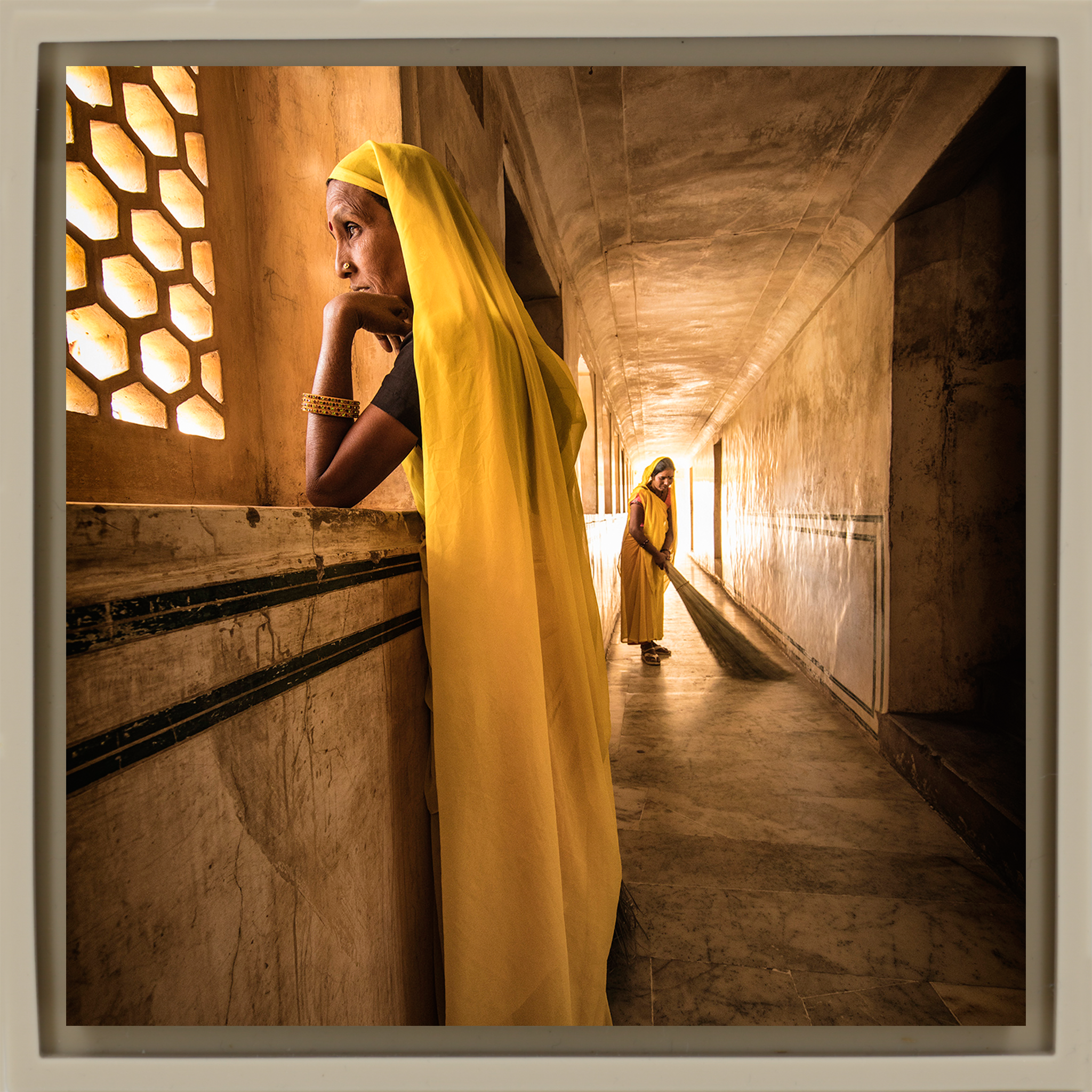 The Yellow Sweepers of Agra Fort - Zandkleurige Wrapp