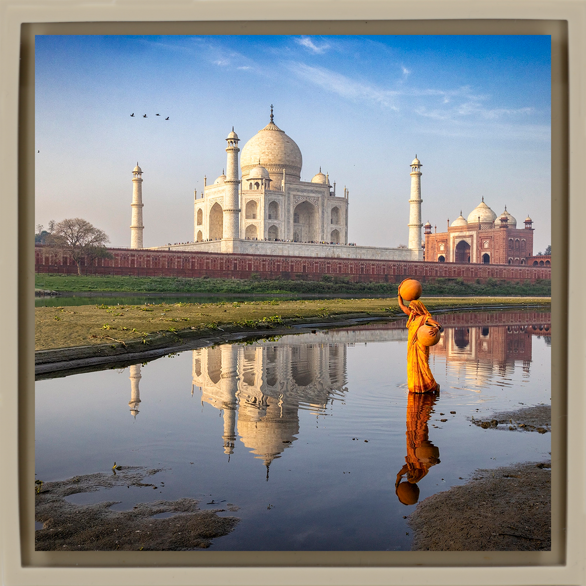 Walking Behind The Taj Mahal - Zandkleurige Wrapp
