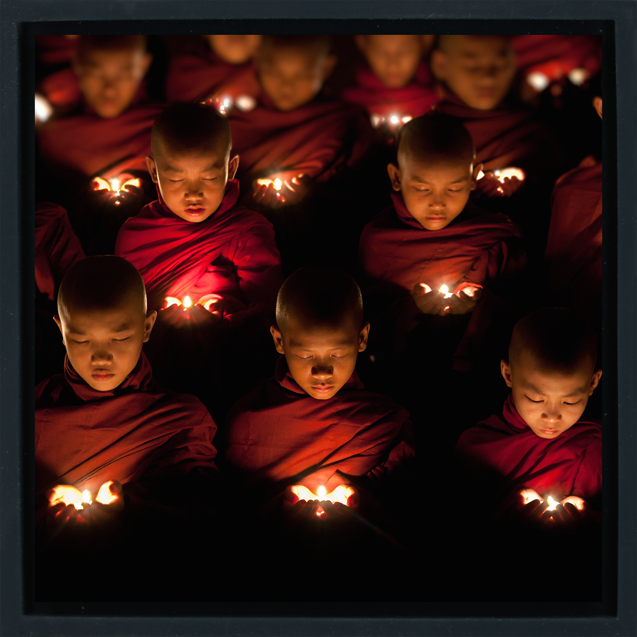 Young Monk Boys Praying - Zwarte Wrapp