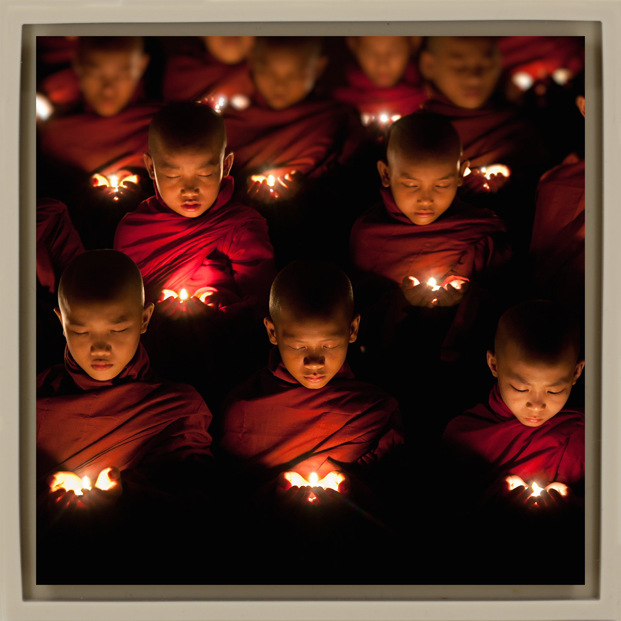 Young Monk Boys Praying - Zandkleurige Wrapp